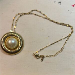 Elegant Gold Pearl Pendant Necklace